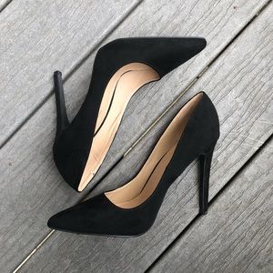 BLACK POINTY-TOE PUMP - SIZE 9